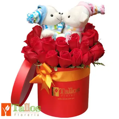 enamorados en box con flores para regalo romántico delivery de flores en Lima