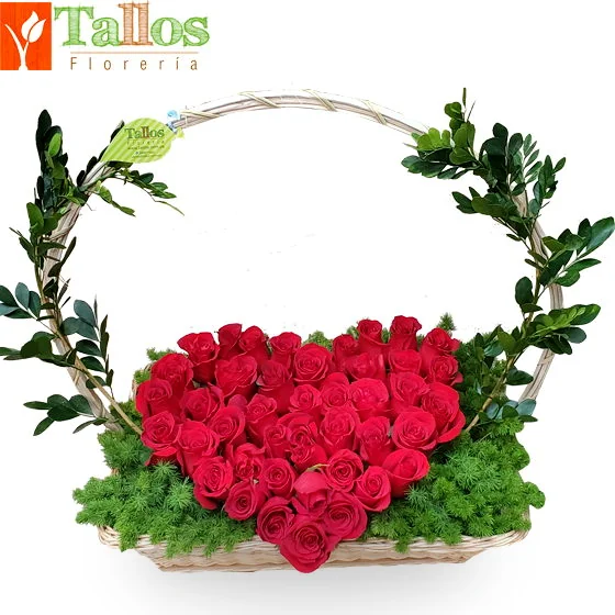 abundantes rosas rojas en forma de corazón en canasta para regalo delivery de flores en Lima