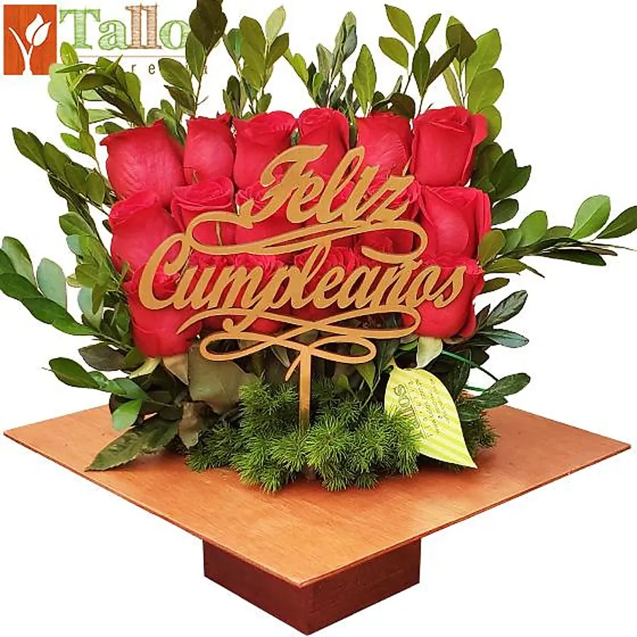 Arreglo floral de rosas rojas en base cuadrada de madera ideal para regalo de cumpleaños elegante y especial con delivery en Lima