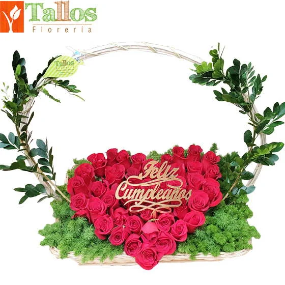 Arreglo de rosas rojas en forma de corazón en canasta ideal para regalo de cumpleaños romántico y especial con delivery en Lima