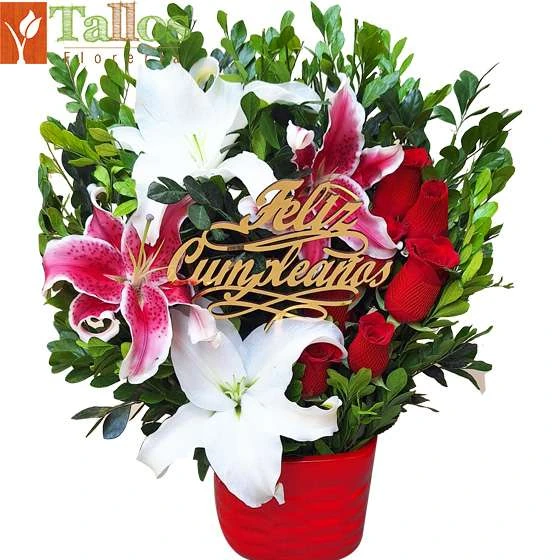 Arreglo floral con rosas rojas lirios rosados y blancos ideal para regalo de cumpleaños elegante y especial con delivery en Lima