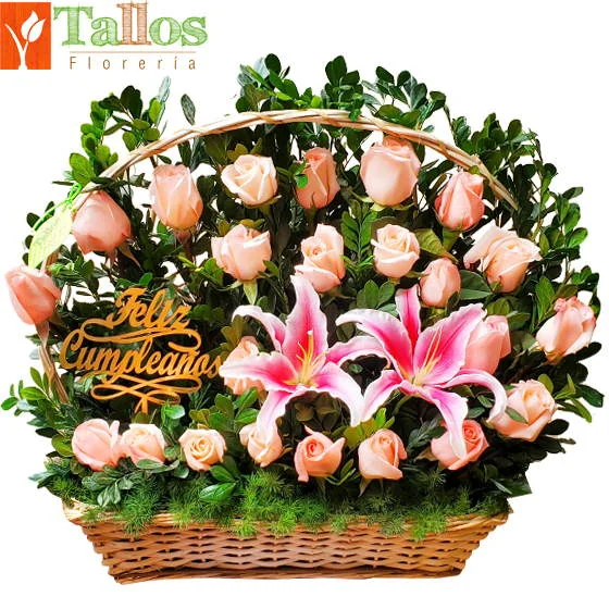 canasta de mimbre con rosas rosadas y lirios para cumpleaños delivery de flores en Lima