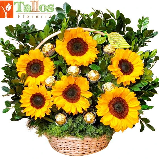 arreglo floral con girasoles y chocolates en canasta de mimbre para regalo delivery de flores en Lima
