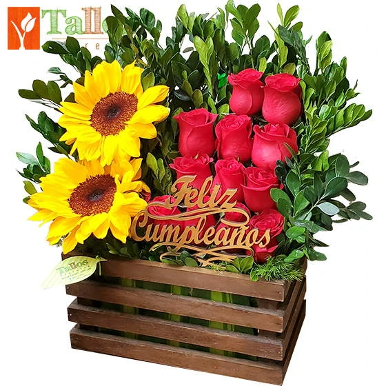 cajón de madera con rosas rojas y girasoles para cumpleaños con entrega en Lima
