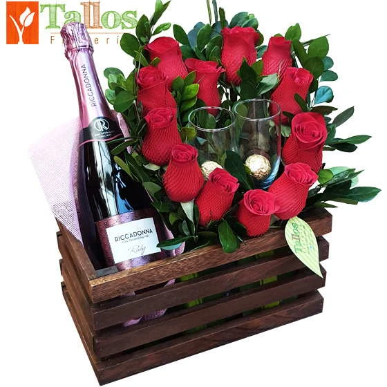caja de madera con rosas rojas copas de vino espumante y chocolates para ocasión especial con entrega en Lima