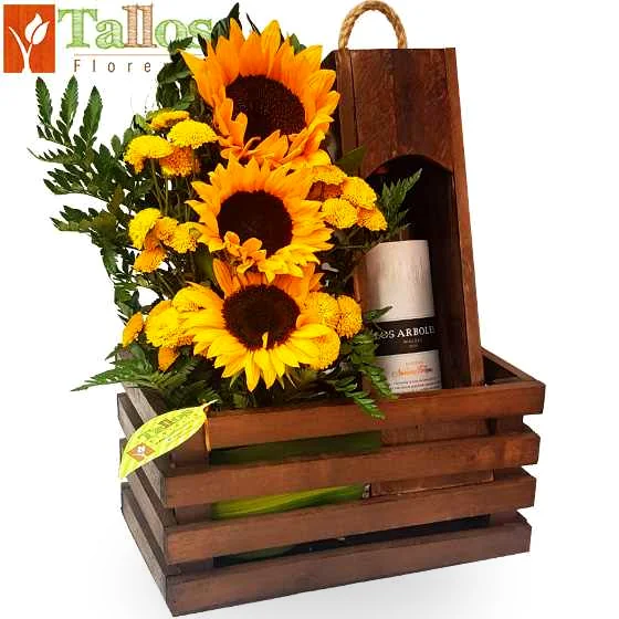 rreglo floral de girasoles con botella de vino en caja de madera para cumpleaños aniversario o inauguraciones delivery de flores en Lima