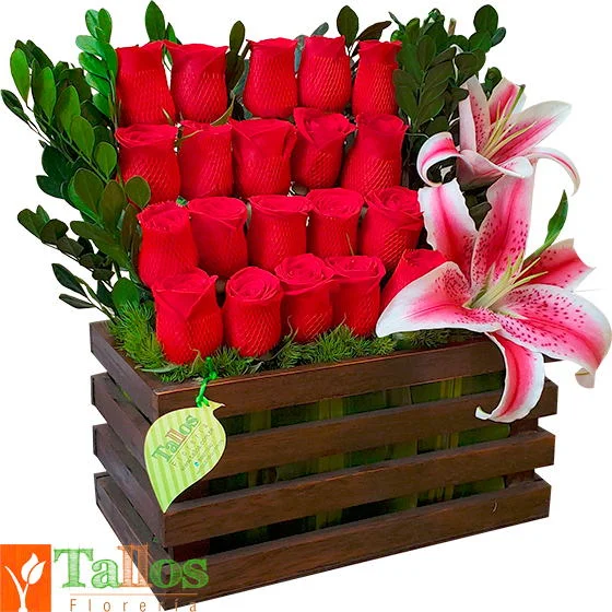 arreglo floral de rosas rojas lirios en caja de madera para cumpleaños o eventos delivery de flores en Lima
