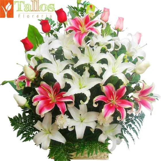 arreglo floral en canasta con lirios y rosas para regalo con entrega en Lima