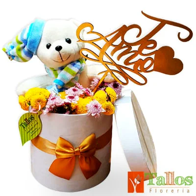 Arreglo floral en box con flores de colores peluche y frase te amo ideal para regalo de amor romántico con entrega a domicilio en Lima