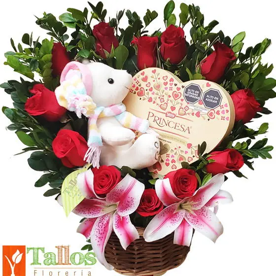 Arreglo floral con rosas rojas peluche y chocolates ideal para regalo de amor romántico o aniversario con entrega a domicilio en Lima