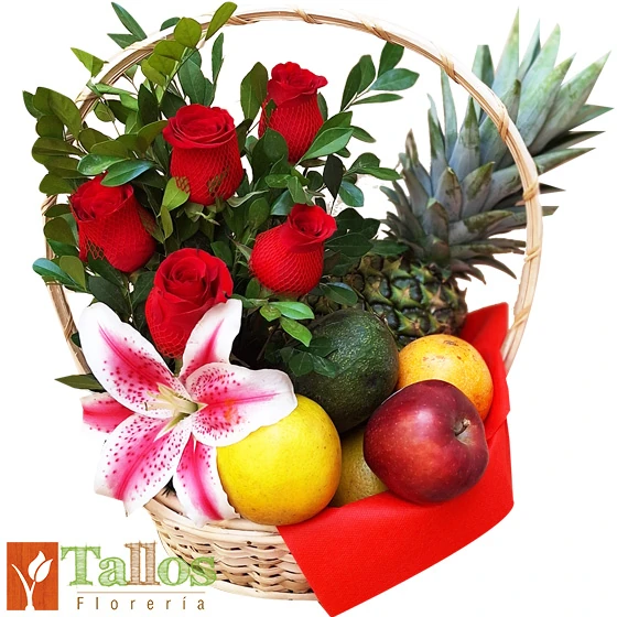 arreglo floral en canasta con rosas y frutas para regalo delivery de flores en Lima