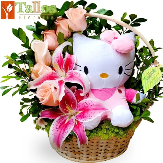 Arreglo floral para baby shower en Lima con rosas y lirios acompañado de peluche en canasta decorativa ideal para nacimiento de bebé en Lima