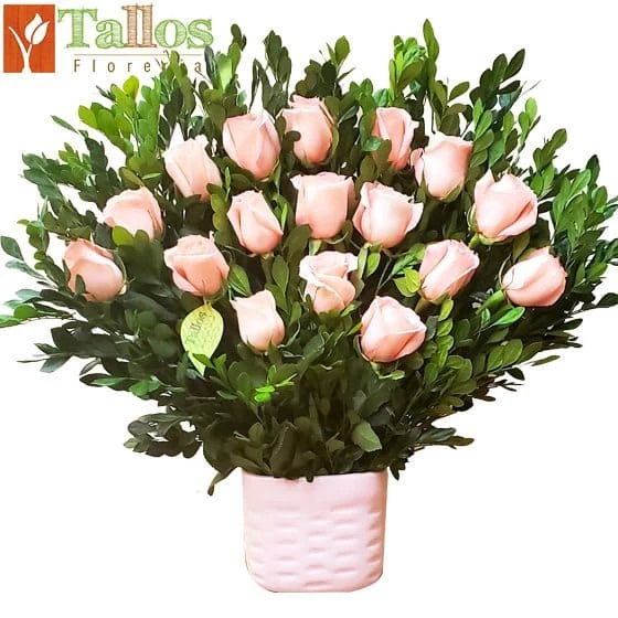 arreglo floral de abundantes rosas rosadas en florero para regalo delivery de flores en Lima