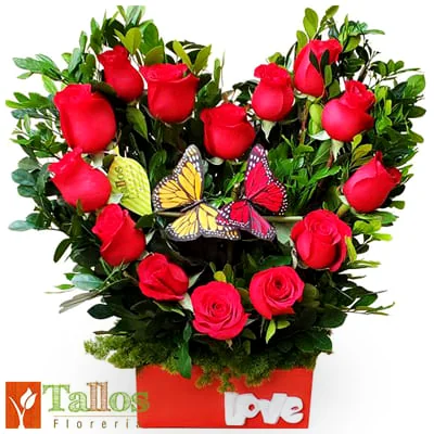 Arreglo floral con rosas rojas en forma de corazón en base de cerámica roja ideal para regalo de amor romántico con entrega a domicilio en Lima