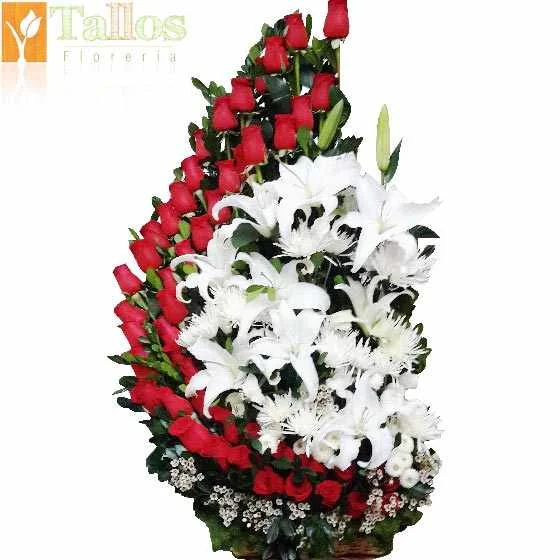Arreglo floral con rosas rojas y lirios blancos para eventos elegante ideal para decoración y ocasiones especiales con entrega en Lima
