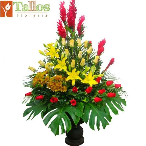 Arreglo floral para eventos con rosas amarillas y rojas astromelias y lirios amarillos en copón de cerámica elegante ideal para decoración con entrega en Lima
