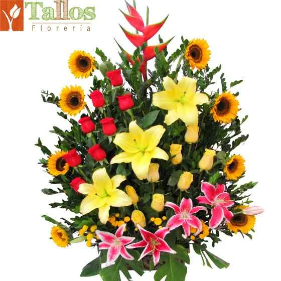Arreglo floral para eventos con rosas rojas y amarillas girasoles y lirios amarillos colorido y elegante ideal para decoración con entrega en Lima
