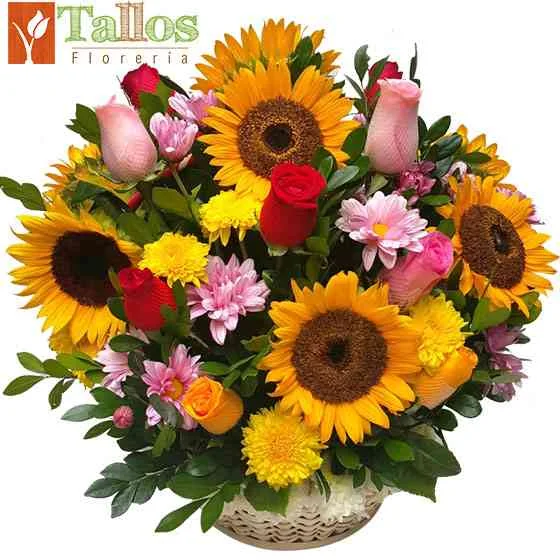 Arreglo floral con rosas de diferentes colores y girasoles en canasta ideal para regalo alegre y colorido para cumpleaños o cualquier ocasión con delivery en Lima