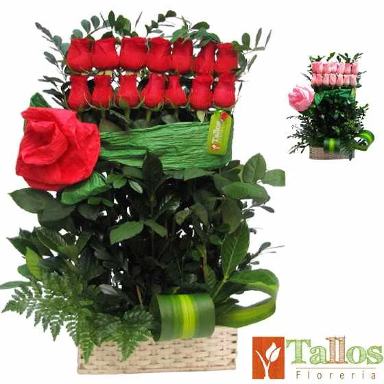 Arreglo floral con rosas rojas o rosadas en canasta de mimbre ideal para regalo elegante por cumpleaños aniversario o cualquier ocasión con entrega a domicilio en Lima