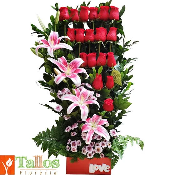 Arreglo floral con rosas rojas y lirios rosados en base de cerámica color rojo ideal para regalo de amor romántico o aniversario con delivery en Lima