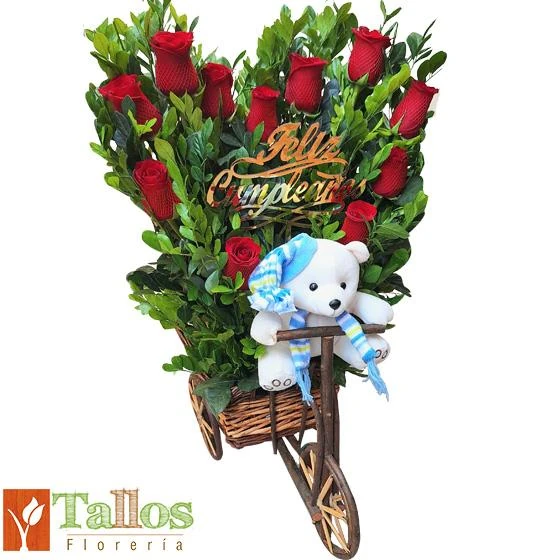 Arreglo floral de rosas rojas con peluche en carreta de mimbre para cumpleaños regalo romántico con entrega a domicilio en Lima