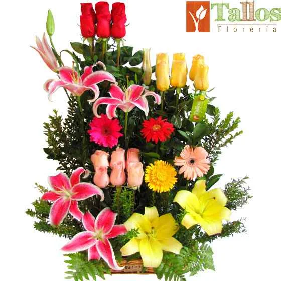 Arreglo floral con rosas rojas amarillas y rosadas con lirios en canasta de mimbre ideal para regalo elegante por cumpleaños aniversario o cualquier ocasión con entrega a domicilio en Lima