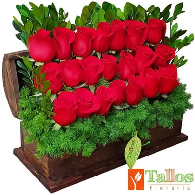 elegante arreglo floral de rosas rojas en baúl de madera con entrega en Lima