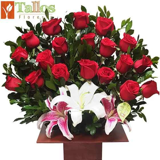 arreglo floral en base de madera con rosas y lirios para amor cumpleaños o eventos con entrega en Lima