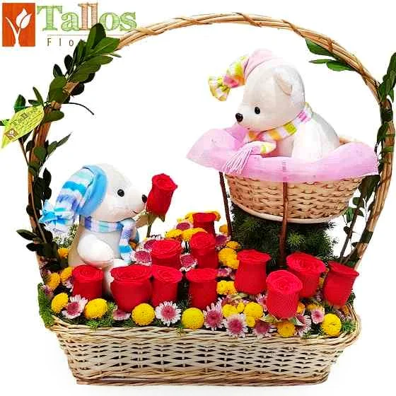 Arreglo floral con rosas rojas y peluches en canasta ideal para regalo de amor romántico o aniversario con delivery en Lima