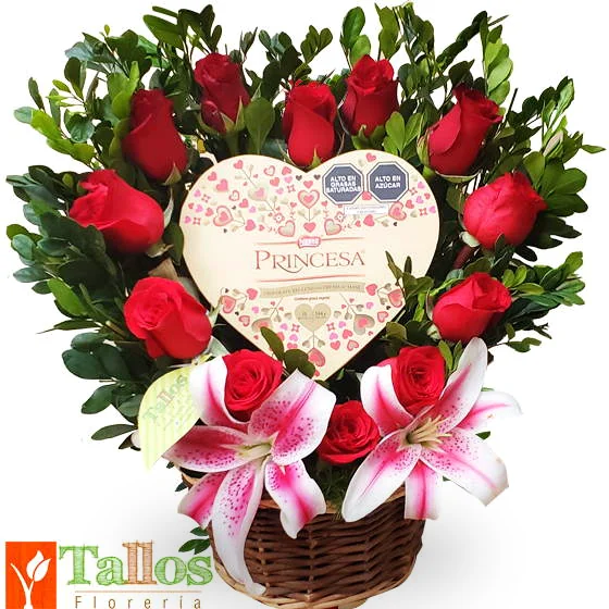 Arreglo floral con rosas rojas y lirios rosados con chocolates ideal para regalo de amor romántico o aniversario con delivery en Lima