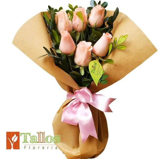 Arreglo floral de rosas rosadas en florero de vidrio ideal para regalo elegante por cumpleaños o cualquier ocasión especial con delivery en Lima