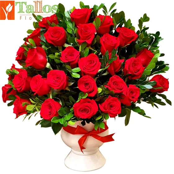 Arreglo floral de rosas rojas en copón de cerámica color blanco elegante ideal para regalo de amor o decoración con entrega a domicilio en Lima