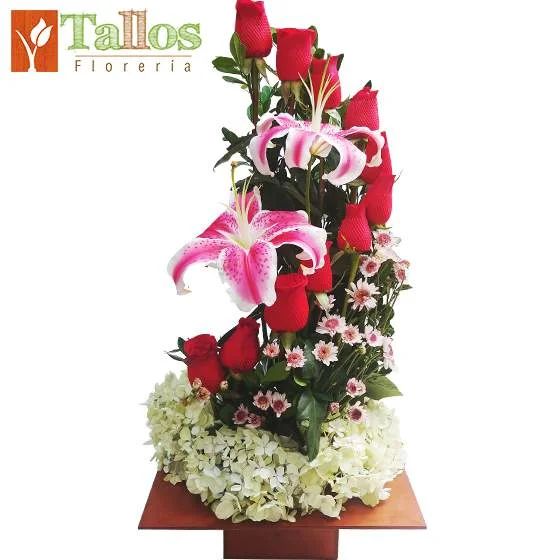 arreglo floral en base de madera con rosas rojas, lirios y hortensias para eventos o cumpleaños delivery de flores en Lima