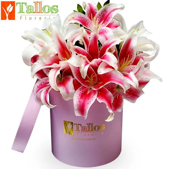 arreglo floral en box rosado con lirios para regalo con entrega en Lima