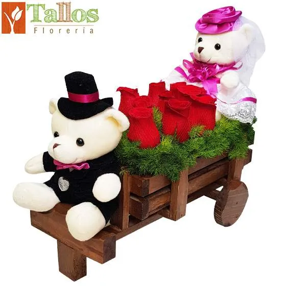 arreglo floral con rosas y peluches novios por aniversario o boda con entrega en Lima