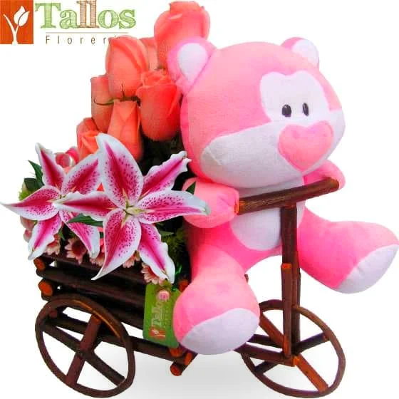 arreglo floral de rosas rosadas en carreta de madera con peluche regalo delivery de flores en Lima