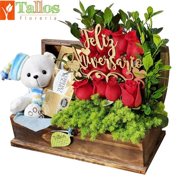 arreglo floral de aniversario con rosas chocolates y peluche en baúl con entrega en Lima