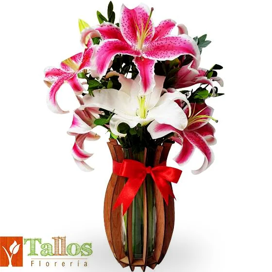 florero de lirios en base de madera elegante para regalo delivery de flores en Lima