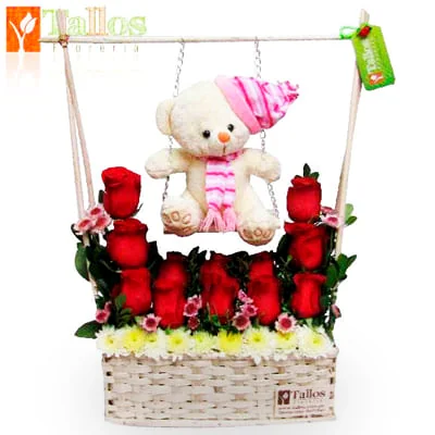 arreglo floral en canasta con rosas rojas y peluche para regalo con entrega en Lima