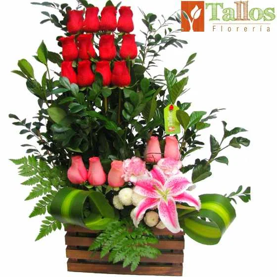 cajón de madera con rosas rojas y rosadas y lirios para regalo con entrega en Lima
