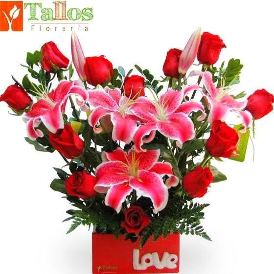 Arreglo floral con rosas rojas y lirios rosados en base de cerámica roja ideal para regalo de amor romántico con entrega en Lima