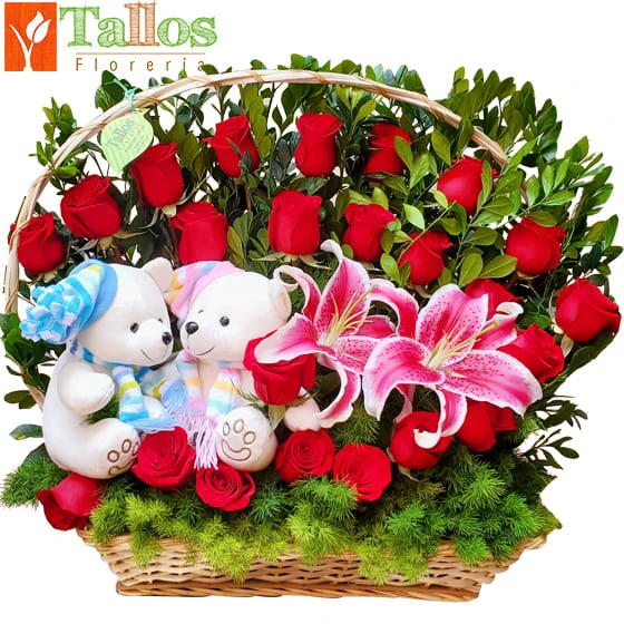Arreglo floral con rosas rojas y lirios rosados con peluches en canasta ideal para regalo de amor romántico o aniversario con entrega a domicilio en Lima