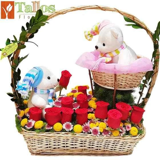 Arreglo floral con rosas rojas flores mixtas y peluches en canasta de mimbre ideal para regalo de amor romántico o aniversario con entrega a domicilio en Lima