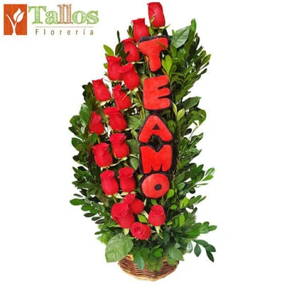 Arreglo floral con rosas rojas y peluche en canasta ideal para regalo de aniversario romántico con delivery en Lima