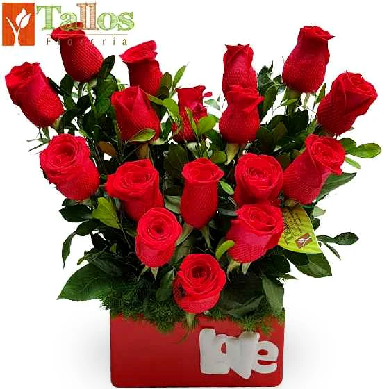Arreglo floral con rosas rojas en base roja con frase love ideal para regalo de amor romántico entrega a domicilio en Lima