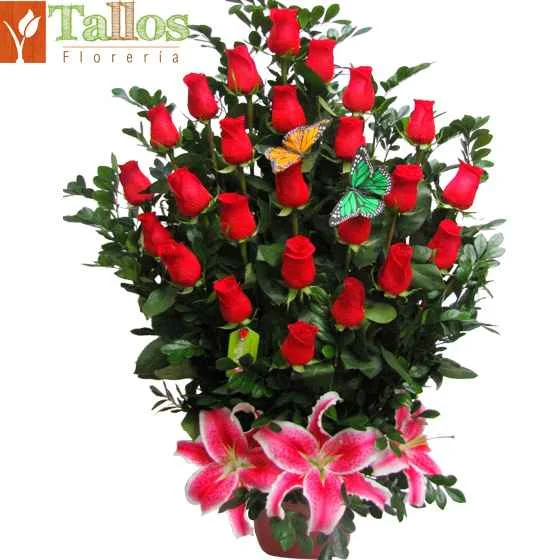 Arreglo floral con rosas rojas y lirios rosados en base de cerámica roja para eventos elegante ideal para decoración con delivery en Lima