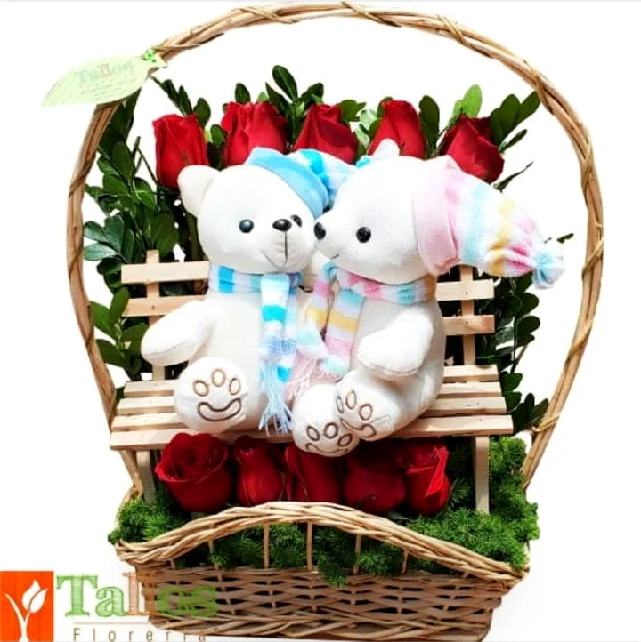 Arreglo floral con rosas rojas y peluches en canasta de mimbre ideal para regalo de amor romántico o aniversario con entrega a domicilio en Lima