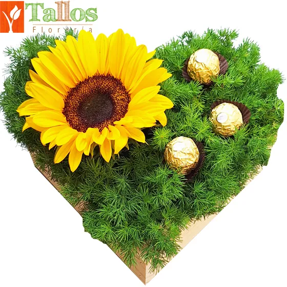arreglo floral en forma de corazón con girasol y chocolates económico para regalo delivery de flores en Lima