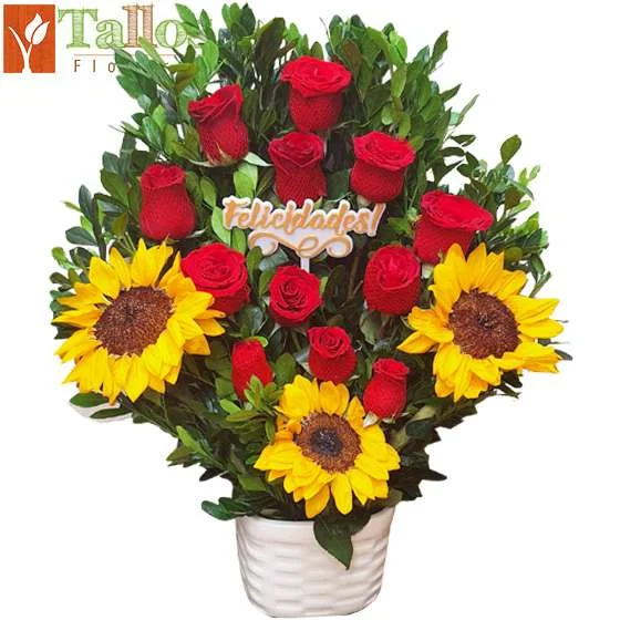 Arreglo floral con rosas rojas y girasoles en base de cerámica color blanco ideal para felicidades regalo alegre y elegante con delivery en Lima