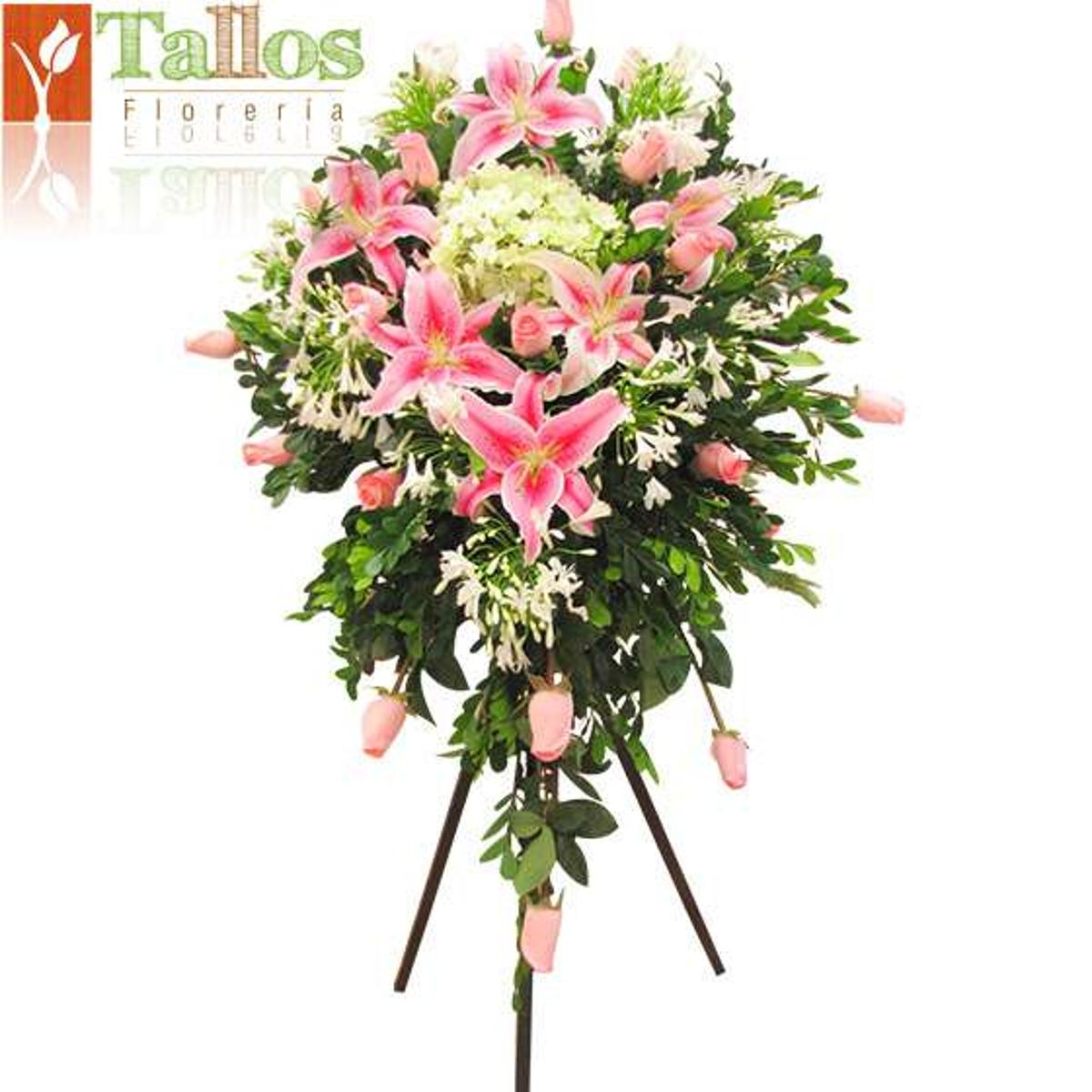 Arreglo floral de condolencias en tonos rosados con rosas rosadas y lirios para velorios elegante y delicado con entrega en Lima